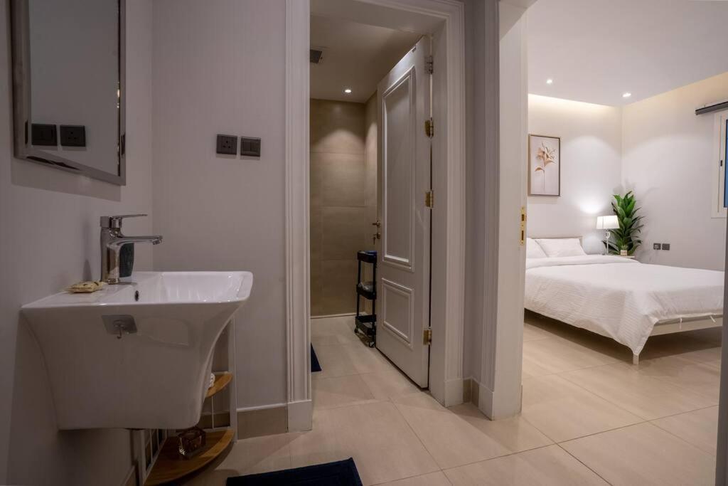 Apartment 10 Minutes To Boulevard, Modern In Al-malqa, Self Check-in Riyadh